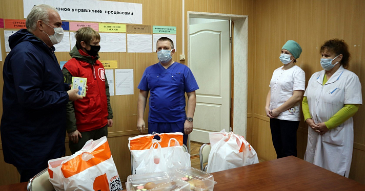 Волонтеры подарили ярославским медикам сладкие подарки за борьбу с ковидом _198239