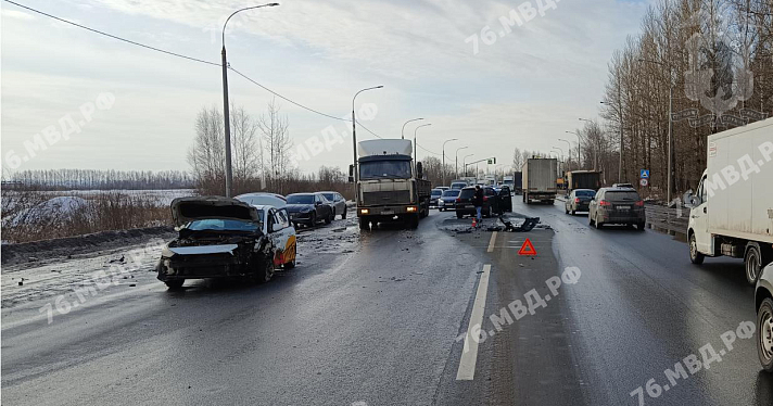 В Ярославле на ЮЗОД произошла тройная авария_235212