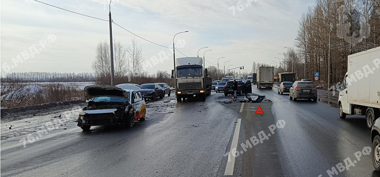В Ярославле на ЮЗОД произошла тройная авария_235212