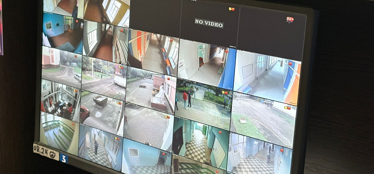 В школах Ярославской области усилят пропускной режим и установят металлоискатели