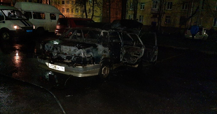 В Ярославле ночью сгорели две машины. Видео