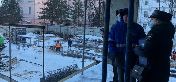 Собственники требуют вернуть деньги за квартиры: приставы накрыли стройку в центре Ярославля
