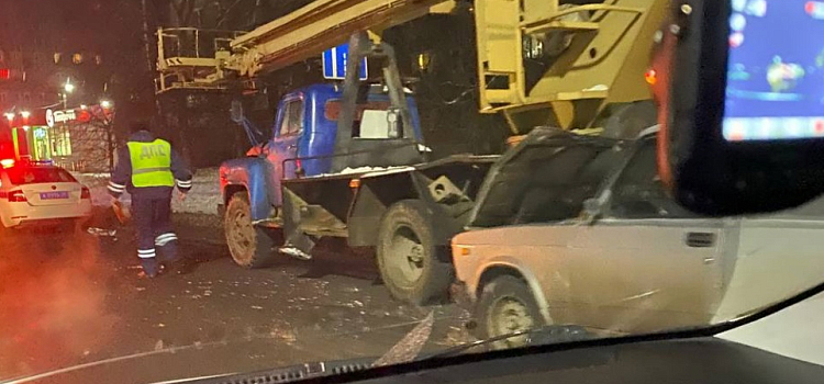 В Ярославле женщина на «пятерке» пострадала после столкновения с автовышкой