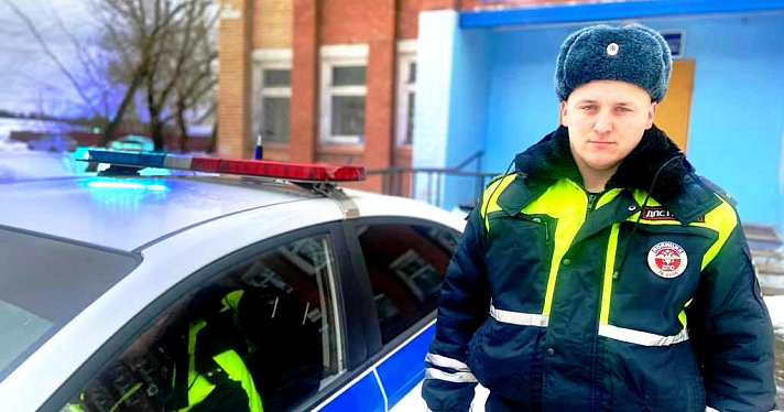 В Ярославской области полицейские помогли водителю, пробившему на загородной трассе колесо_260535