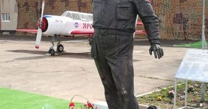 На аэродроме «Левцово» под Ярославлем поставили памятник авиатехникам «Макарыч»