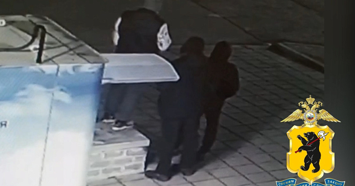 В Ярославле четверо парней похищали деньги из автоматов по продаже воды