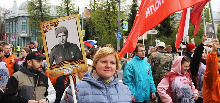 «Бессмертный полк» в Ярославле собрал около десяти тысяч участников_296456