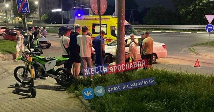 В Ярославле на Московском проспекте молодой водитель питбайка угодил в ДТП