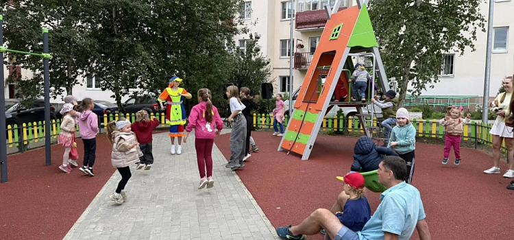 В Ярославле открыли обновлённый двор на Которосльной набережной
