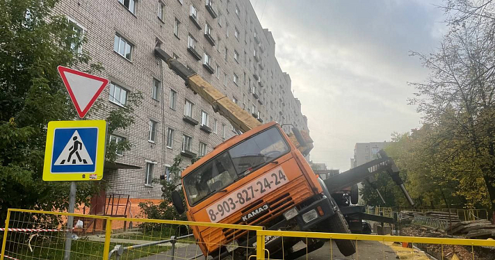 Влетел в окно: в Рыбинске автокран упал на дом_253108