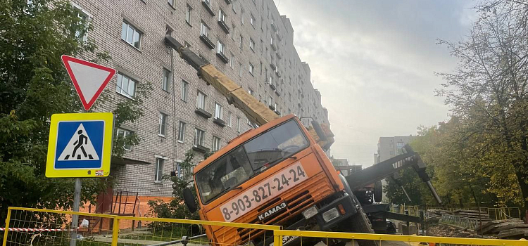 Влетел в окно: в Рыбинске автокран упал на дом_253108