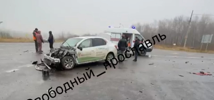 В Ярославской области после ДТП перевернулся эвакуатор с «Газелью»