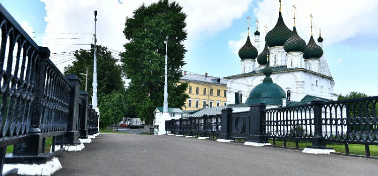 В центре Ярославля перекрыли пешеходный мост. Причина