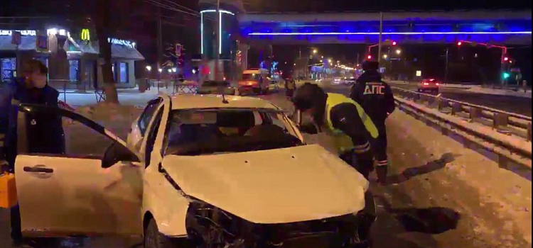 Протаранил фуру и ДПС на Московском: учинившего массовую аварию ярославца нашли без сознания
