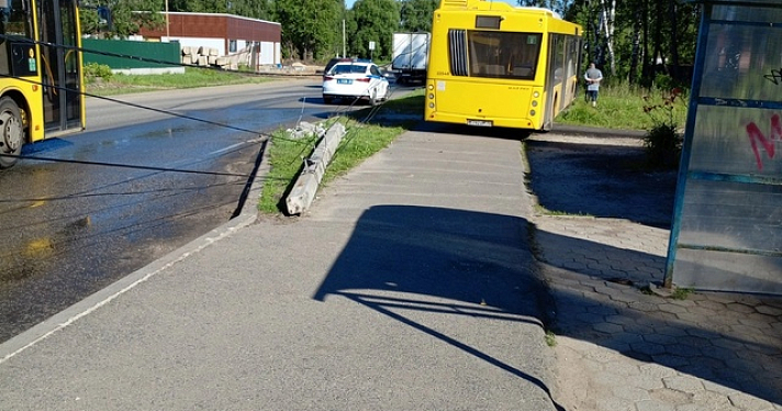Очевидцы: автобус врезался в столб в Ярославле