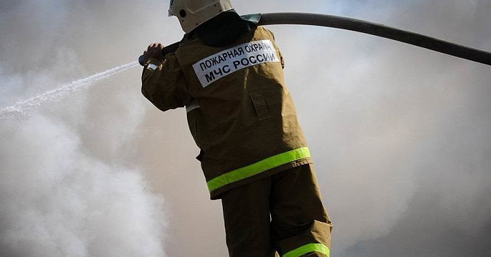 В пожаре под Ярославлем сгорели дом и машина