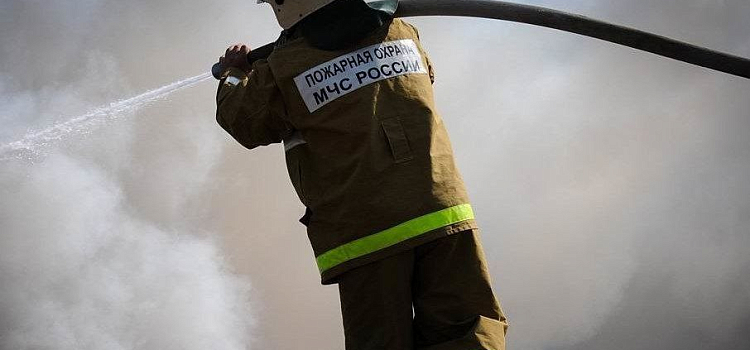 В пожаре под Ярославлем сгорели дом и машина