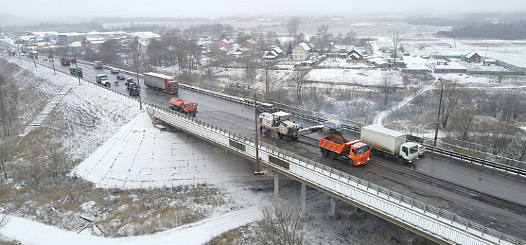 На Суринском путепроводе в Ярославле фрезеруют старый асфальт на двух полосах_226003