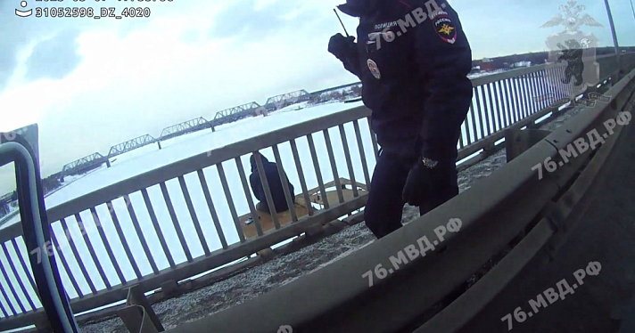 Ярославские полицейские спасли мужчину на Октябрьском мосту