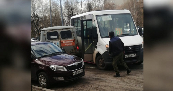 В Ярославле водитель маршрутки влетел в авто аварийной службы