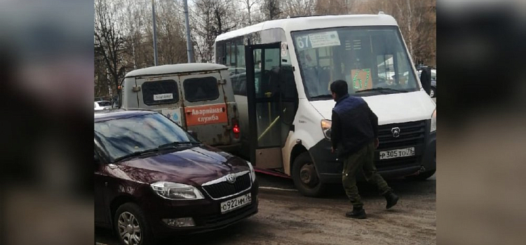 В Ярославле водитель маршрутки влетел в авто аварийной службы