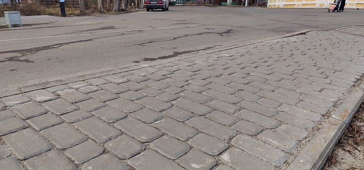 В Ярославской области недобросовестная компания незаконно сэкономила на плитке для тротуаров_269181