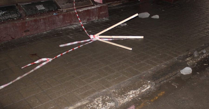 В Ярославле в центре города на 19-летнего парня упала снежная глыба