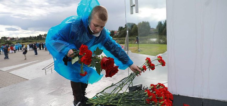 Весь хоккейный мир помнит: в Ярославле проходят мероприятия Дня памяти «Локомотива»_250995