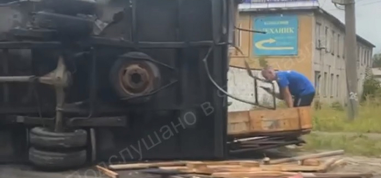 В массовом ДТП в Ярославле пострадали два человека