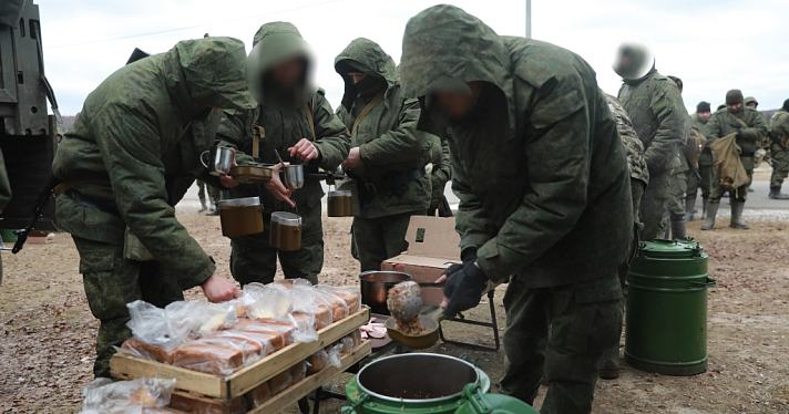 Ярославцам показали, в каких условиях проходят подготовку мобилизованные на полигоне в Костромской области_225685