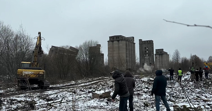 Что-то пошло не по плану: в Ярославле снесли одну из «башен» элеваторов, после чего работы остановили_225071