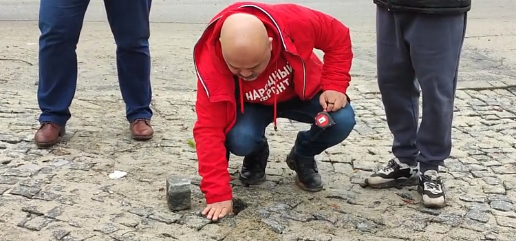 Брусчатка пошла в пляс: в Тутаеве разваливается благоустройство левого берега_237206