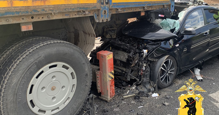 Есть пострадавшие: иномарка «залетела» под грузовик в Ярославской области