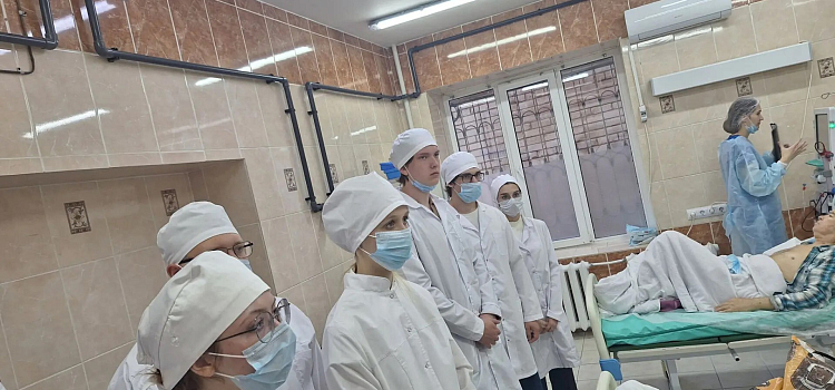 Ярославским первокурсникам 1 сентября устроили экскурсии в больницы_322234