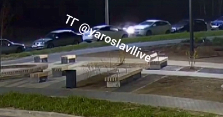 В Ярославле водитель на бешеной скорости протаранил автомобили у жилого комплекса