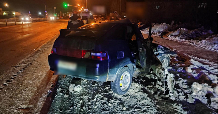В Ярославской области погиб молодой пассажир автомобиля, врезавшегося в столб_231768