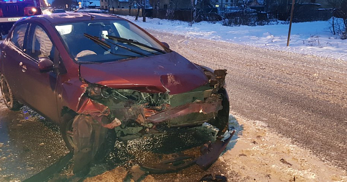 Иномарка всмятку: в ДТП в Ярославской области пострадал водитель