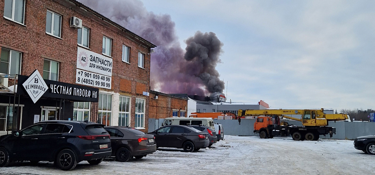 В Ярославле в промзоне горит здание: онлайн-трансляция_258574