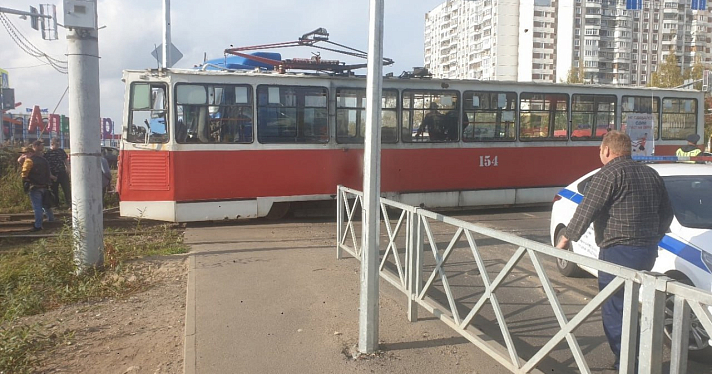 В Ярославле грузовик с полуприцепом на скорости протаранил трамвай с пассажирами_253077