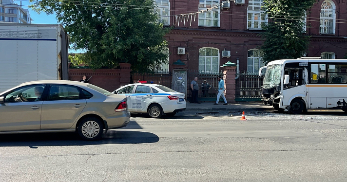 Полиция объявила о третьем пострадавшем в аварии с автобусом в Ярославле_217859