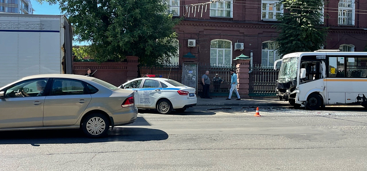 Полиция объявила о третьем пострадавшем в аварии с автобусом в Ярославле_217859