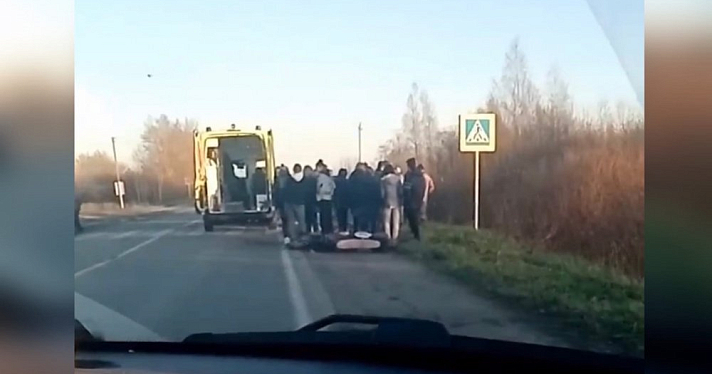 Вытаскивали из кювета: в Ярославской области водитель мотоцикла столкнулся с иномаркой