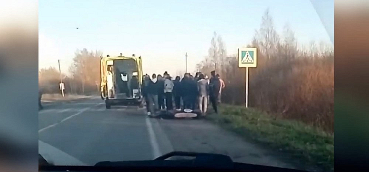 Вытаскивали из кювета: в Ярославской области водитель мотоцикла столкнулся с иномаркой