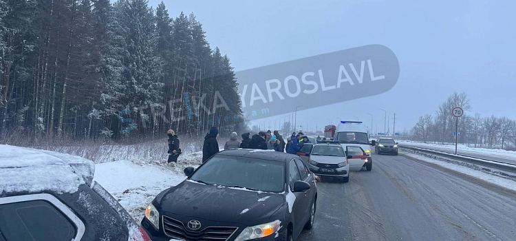 Эвакуировали людей через люк: автобус Рыбинск – Ярославль вылетел в кювет и опрокинулся_232456
