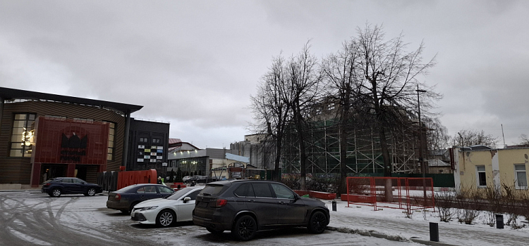 В центре Ярославля у ТЦ планируют организовать новое парковочное пространство