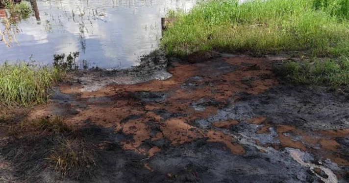 По Волге в Рыбинске разлились нефтепродукты