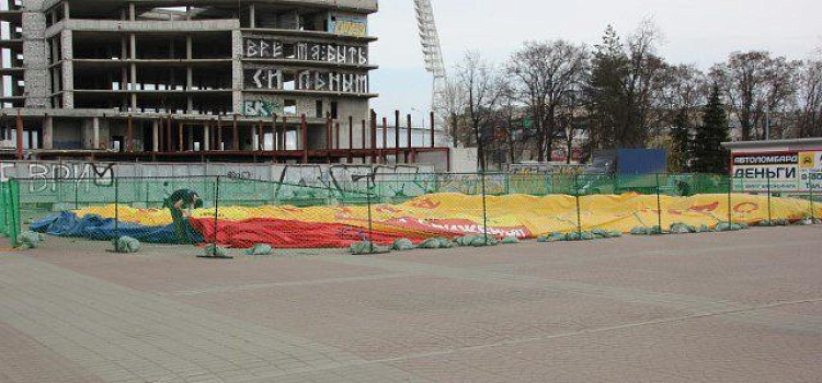 На площади труда в Ярославле начался демонтаж незаконного шатра