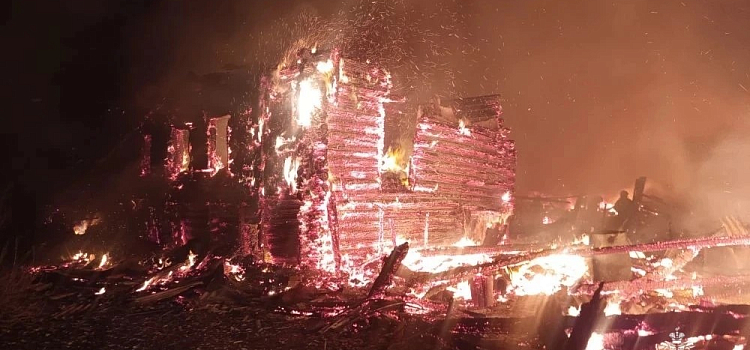 В деревне Ярославской области огонь уничтожил нежилой дом и автомобиль_315555
