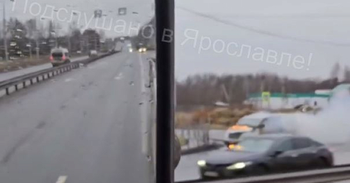 «Сначала ехал на аварийке»: в Заволжском районе на дороге полыхал автомобиль