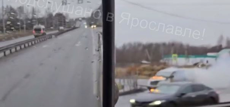 «Сначала ехал на аварийке»: в Заволжском районе на дороге полыхал автомобиль